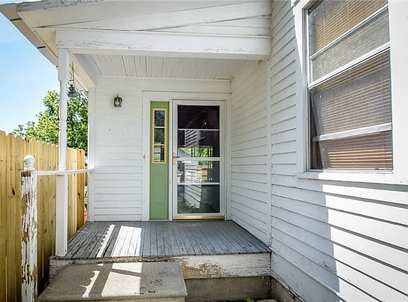 3rd image of 207 W Rose Blvd