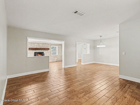 3rd image of 990 Demaret Dr