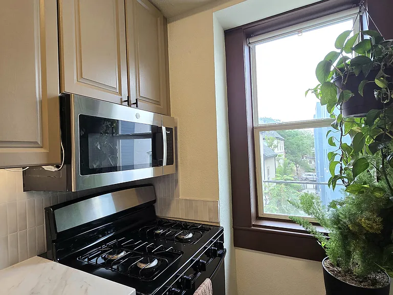 1650 N Pearl St #22 — Photo 3