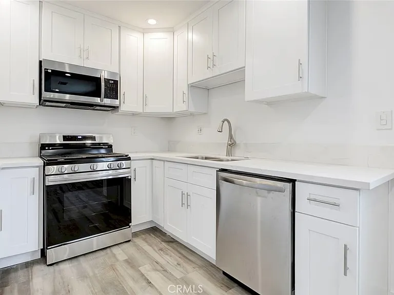 11326 Haskell Ave — Photo 7