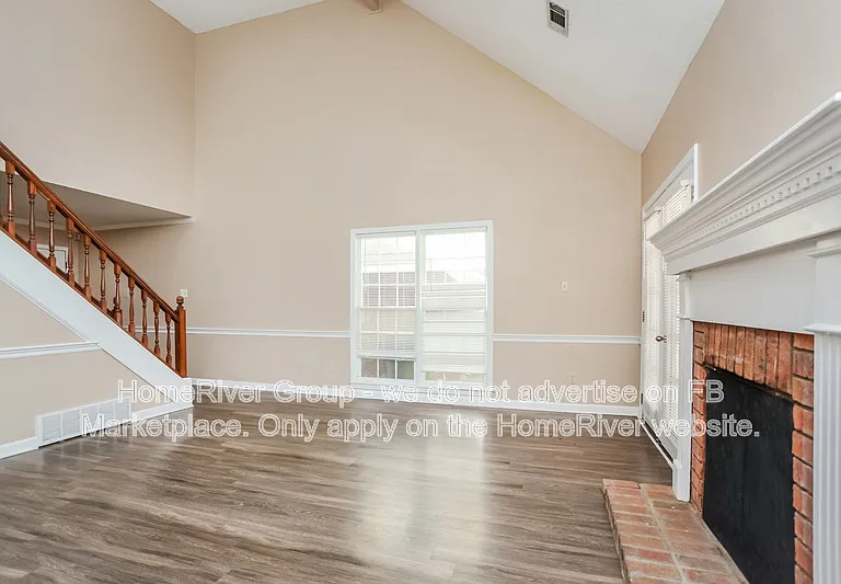2426 Lake Edge Dr — Photo 4