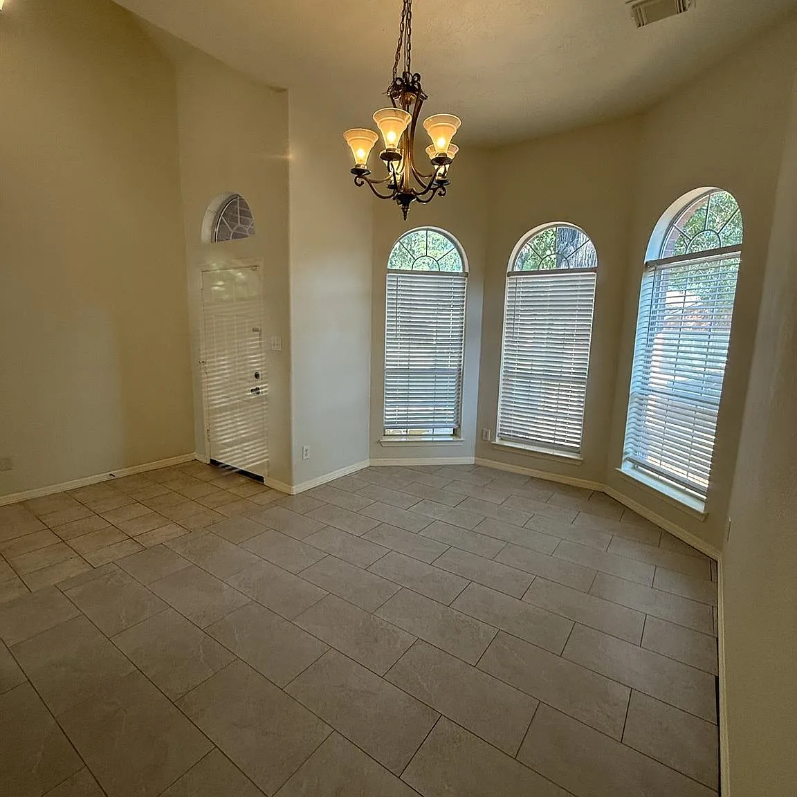 4 bed, 2.5 bath, 1965 sqft, $2,000 — Photo 2