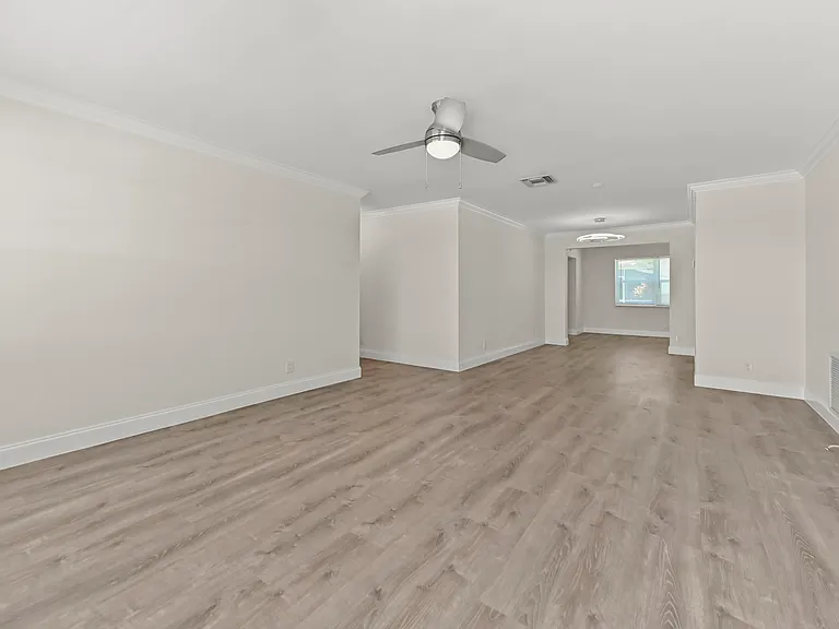 717 SW 16th St — Photo 5