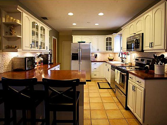 GEM l 3b/2b gorgeous kitchen, pool & detached 2 car garage