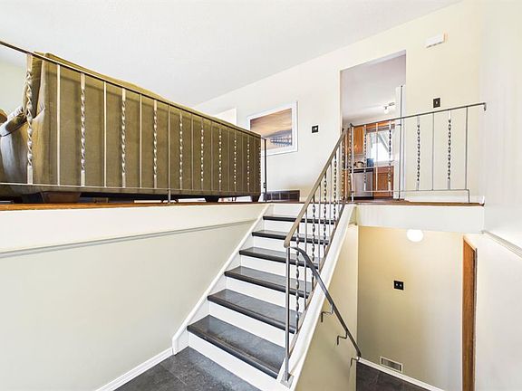 4th image of 607 E Cedarille Way SW