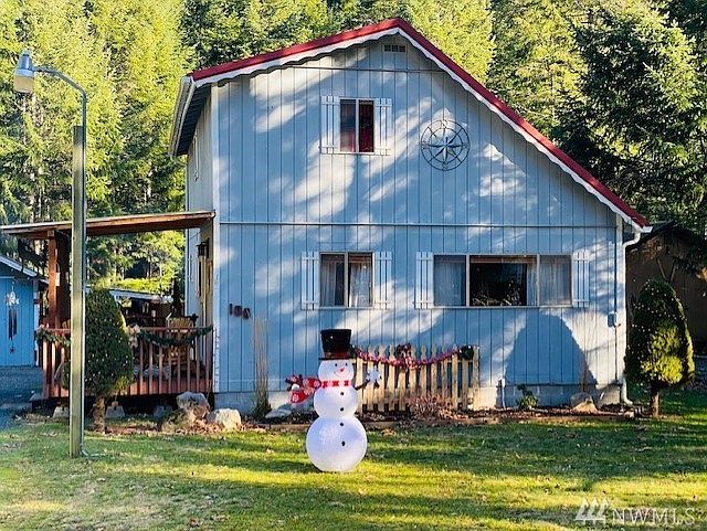 Front view of home! Beautiful covered front porch, metal roof, some new windows and huge front yard! 