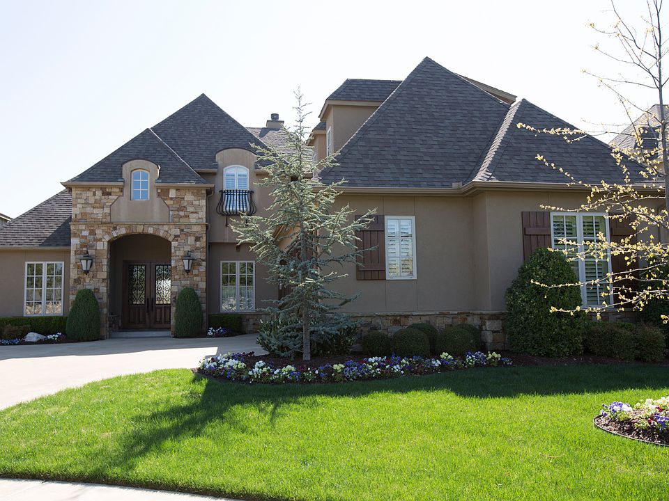 Elegant floor plan with transitional finishes nestled in gated Tallgrass at Wind River. Soaring ceilings, rustic beams, extensive hardwoods, crown mouldings and plantation shutters.