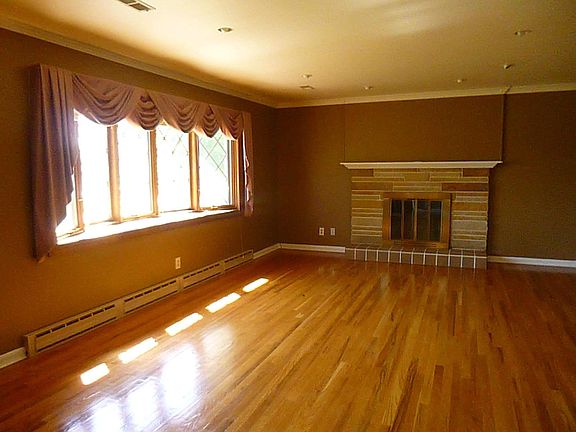 3rd image of 3715 Parkview Dr