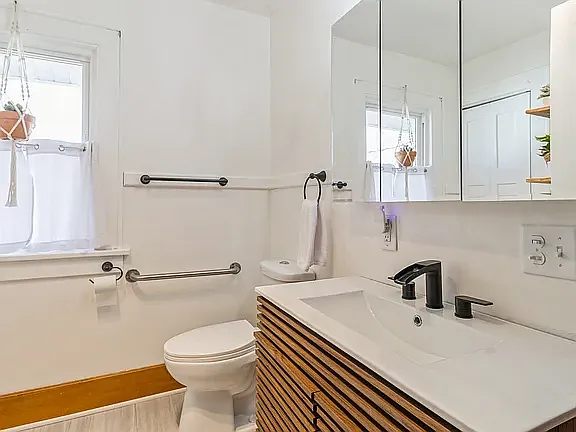 829 Clinton Ave — Photo 7