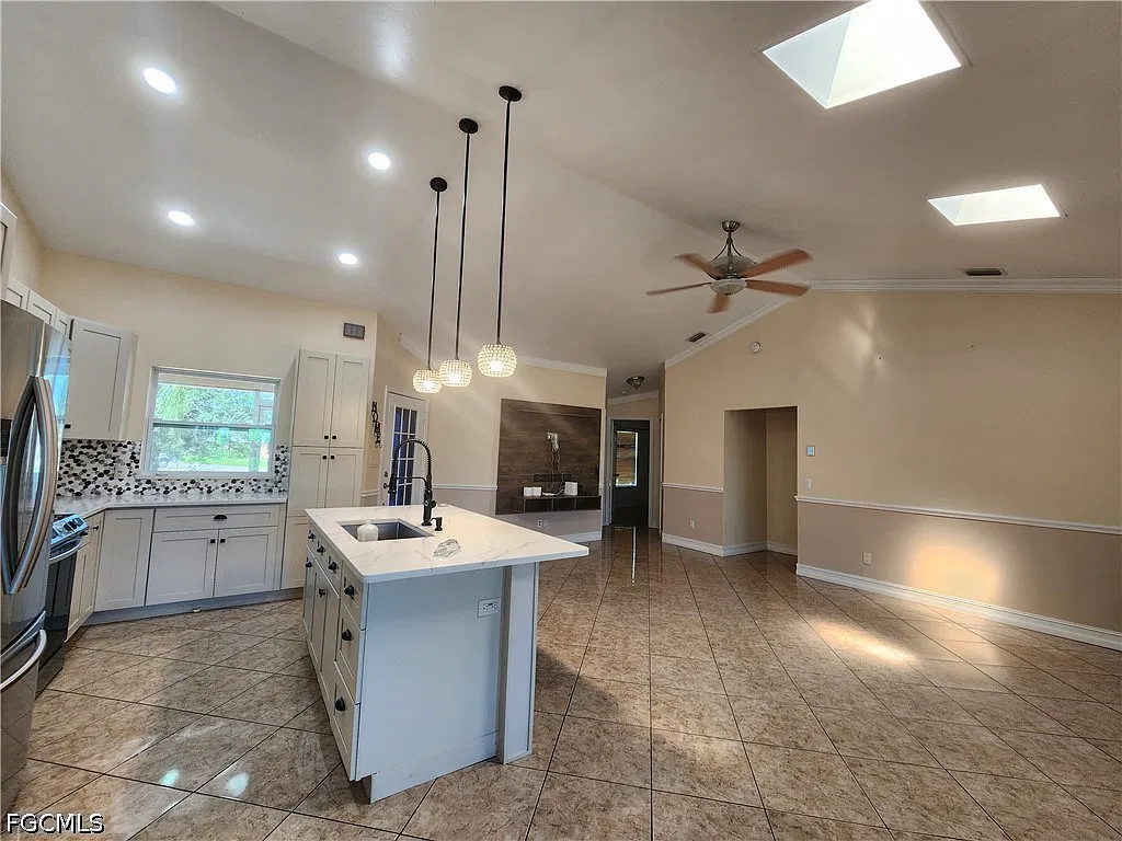 3 bed, 2.0 bath, 1221 sqft, $3,000 — Photo 2