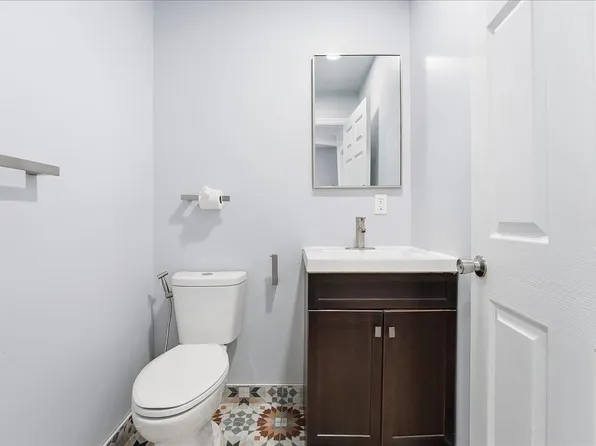 225 Freeman Avenue image 7 of 24