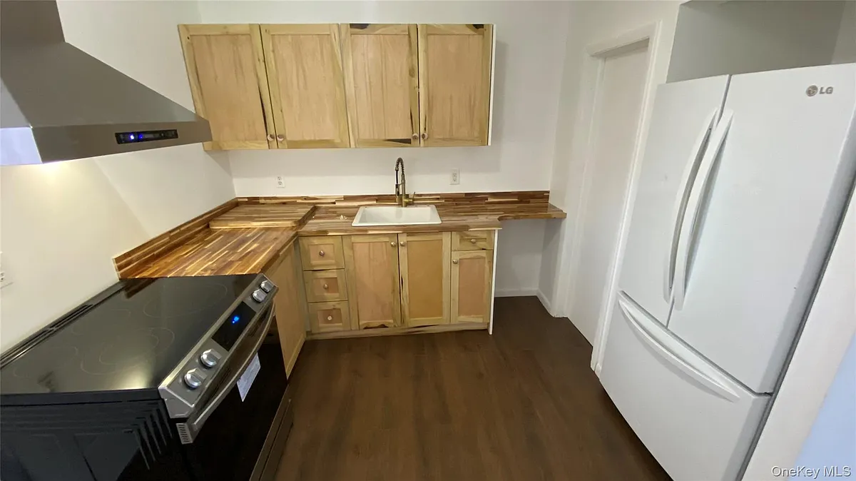 Building Photo - 102 Sullivan St #1