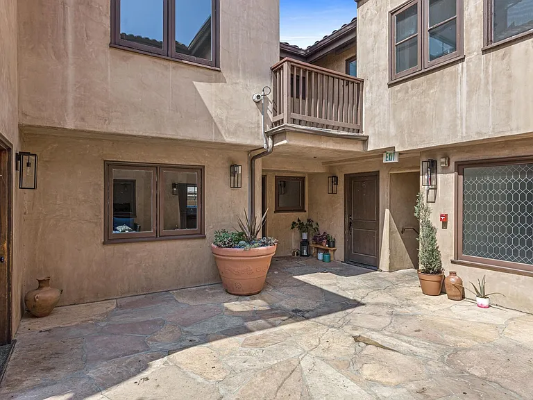 1342 N Highland Ave — Photo 18