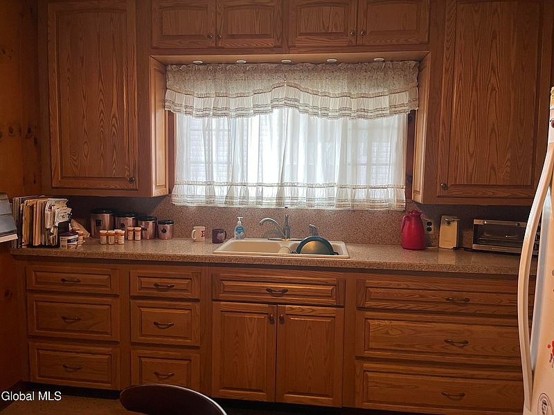 5th image of 825 Dean Street
