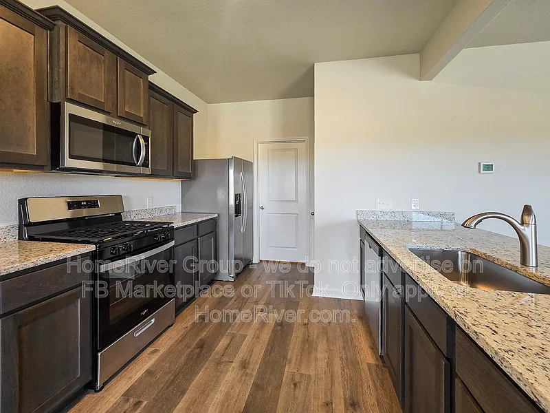 4 bed, 2.5 bath, 2173 sqft, $2,395 — Photo 2