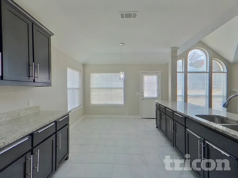 4021 Chinaberry Dr — Photo 3