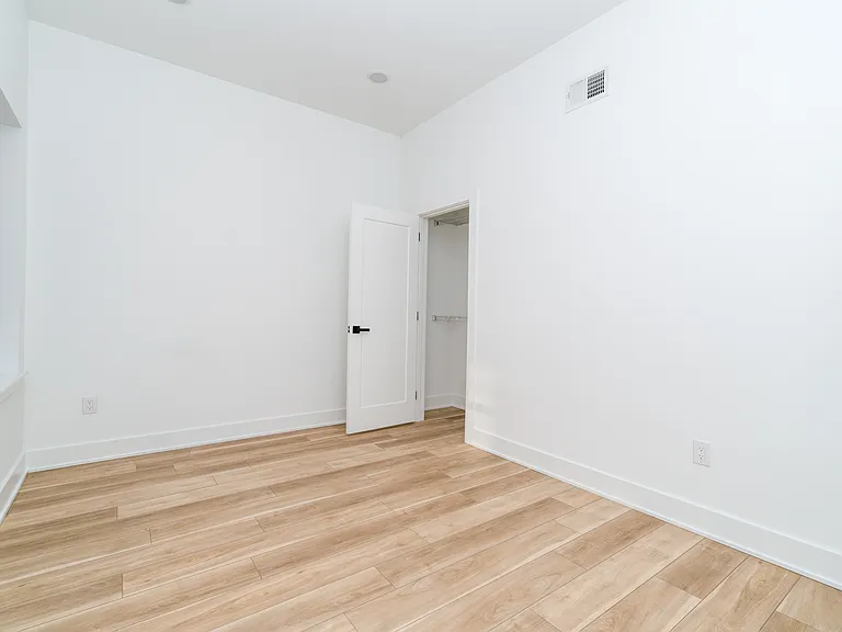 2700 E Auburn St — Photo 21