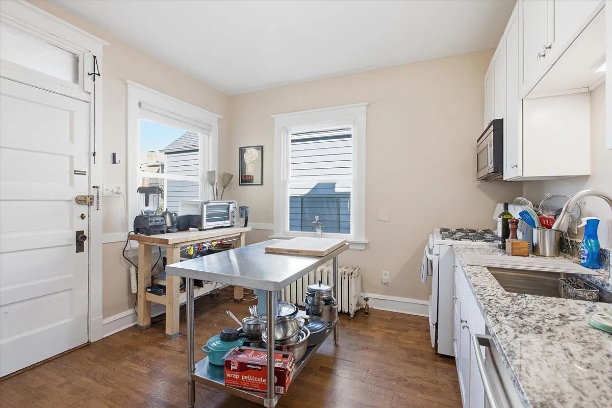 3 bed, 1300 sqft, $2,475 — Photo 3