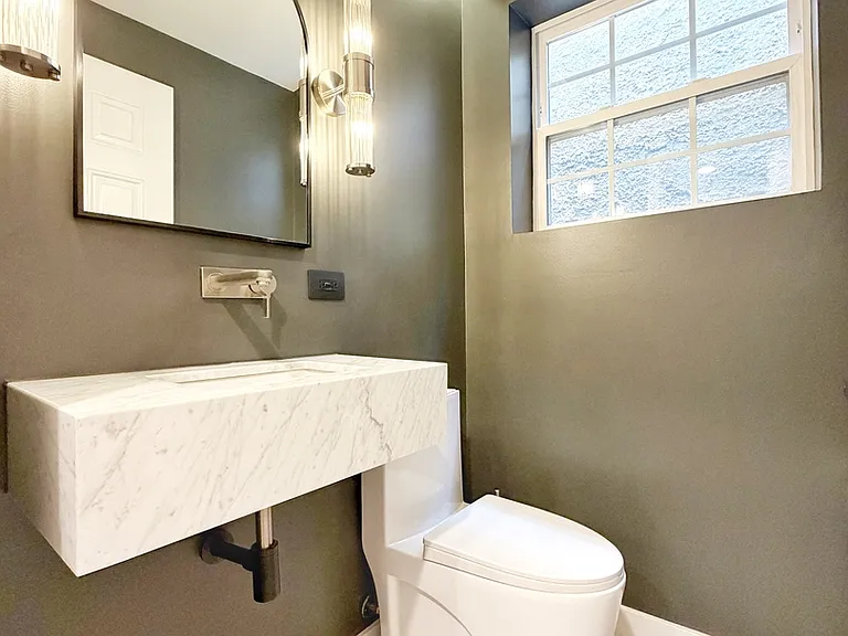 2427 W Grenshaw St #2 — Photo 25