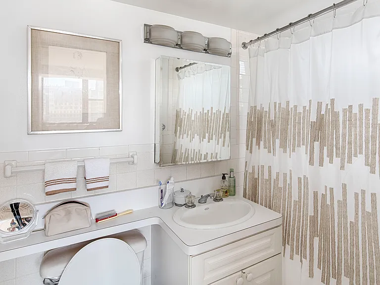 225 E 36th St #21B — Photo 7