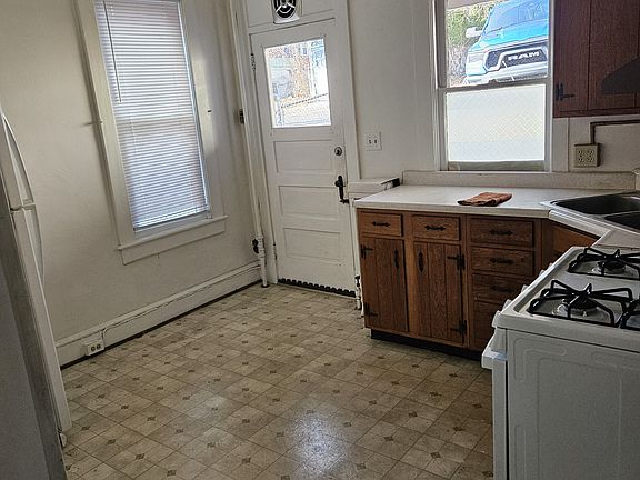 3rd image of 212 Saratoga St