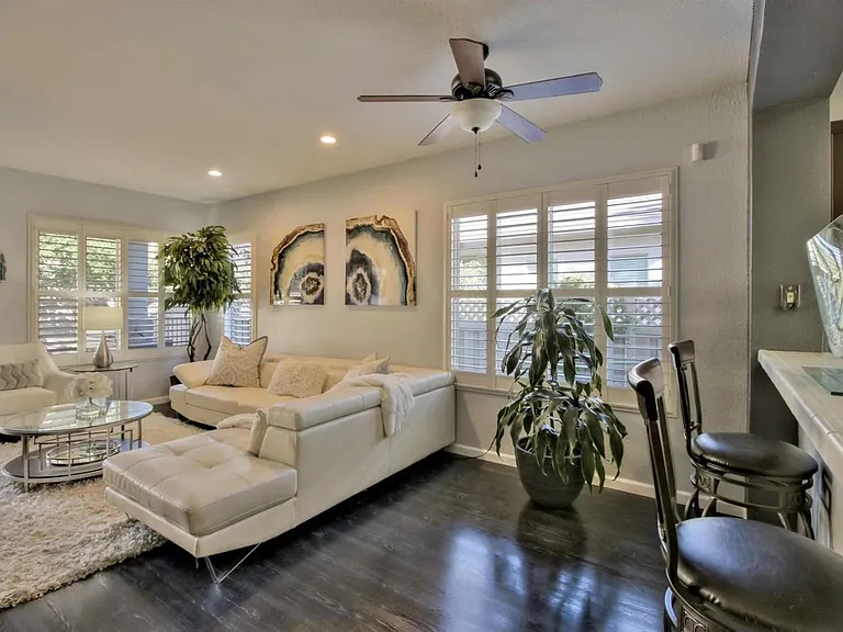 240 Bloomfield Ct — Photo 5