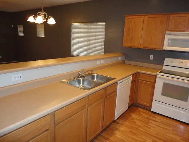 3 bed, 2.0 bath, 1346 sqft, $2,230 — Photo 3