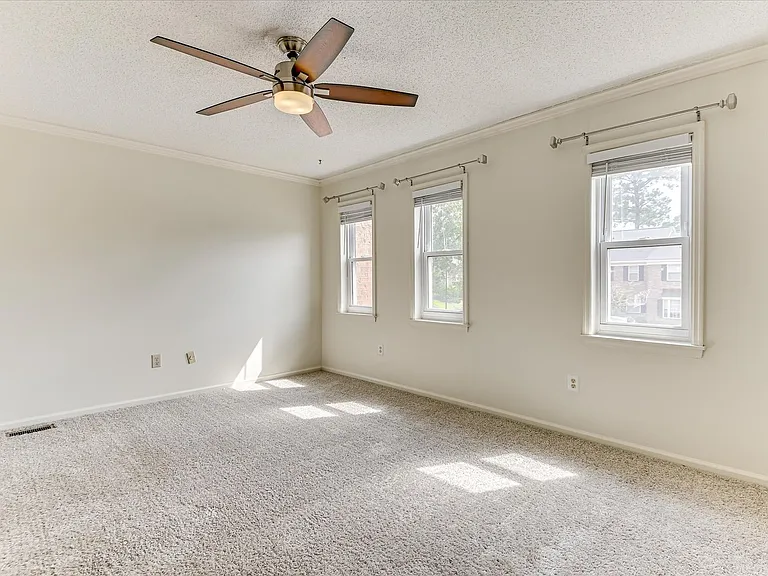 407 Folkstone Cir — Photo 32