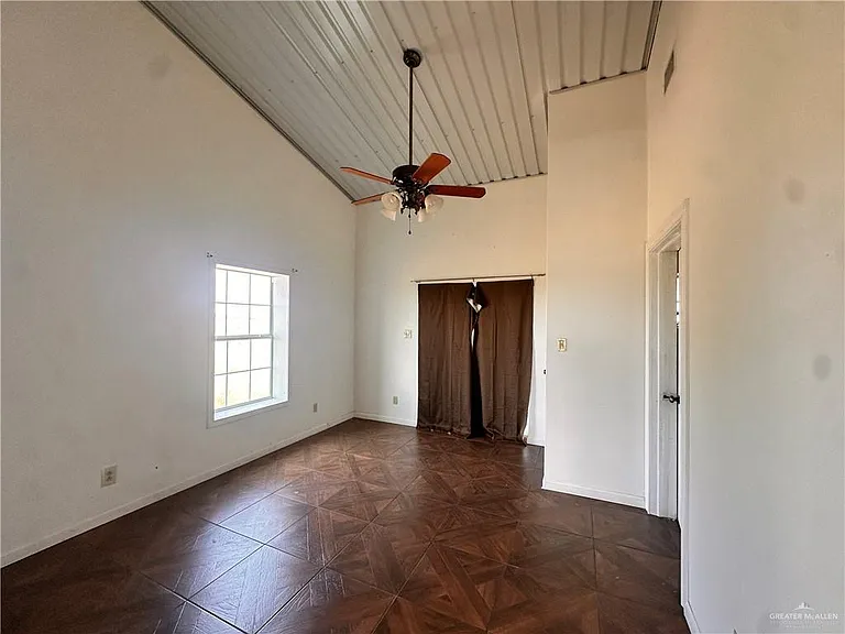 21799 Parker Rd — Photo 5