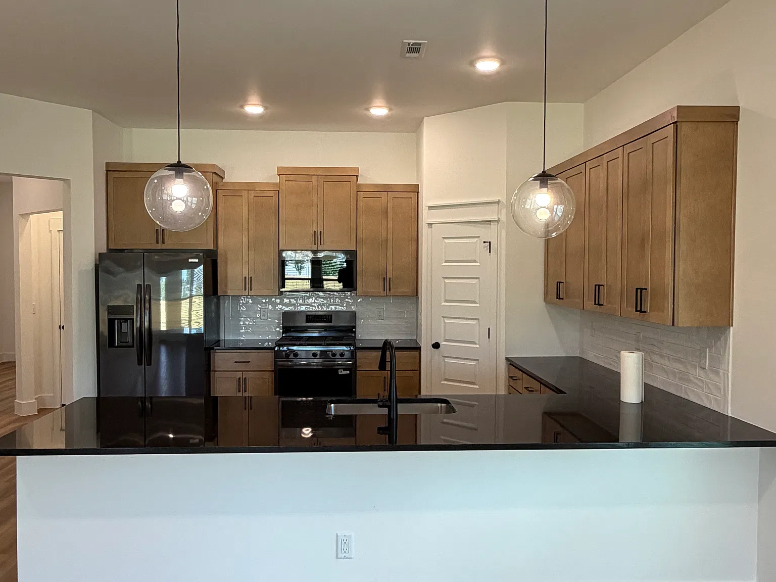 3 bed, 2050 sqft, $2,195 — Photo 2