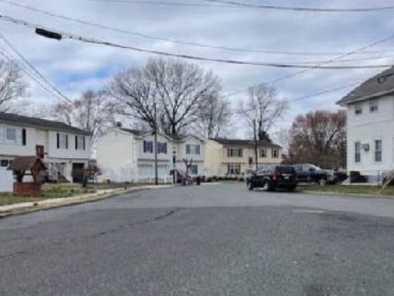 Exterior Neighborhood (street photo)