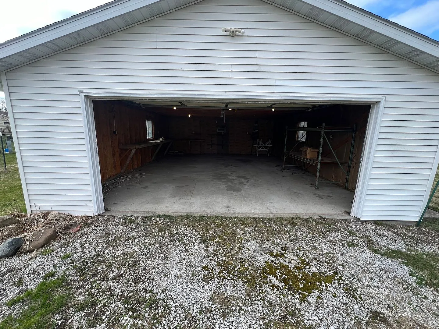 2 bedroom house, huge 2 car garage, large yard — Photo 3