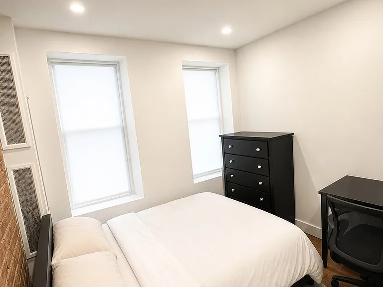 236 W 16th St #1D — Photo 8