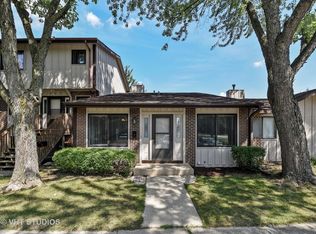 563 Forum Dr, Roselle, IL 60172