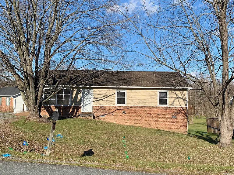 236 Somerset Dr — Photo 1
