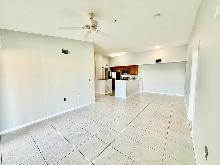 271 SW Palm Dr #304 — Photo 11