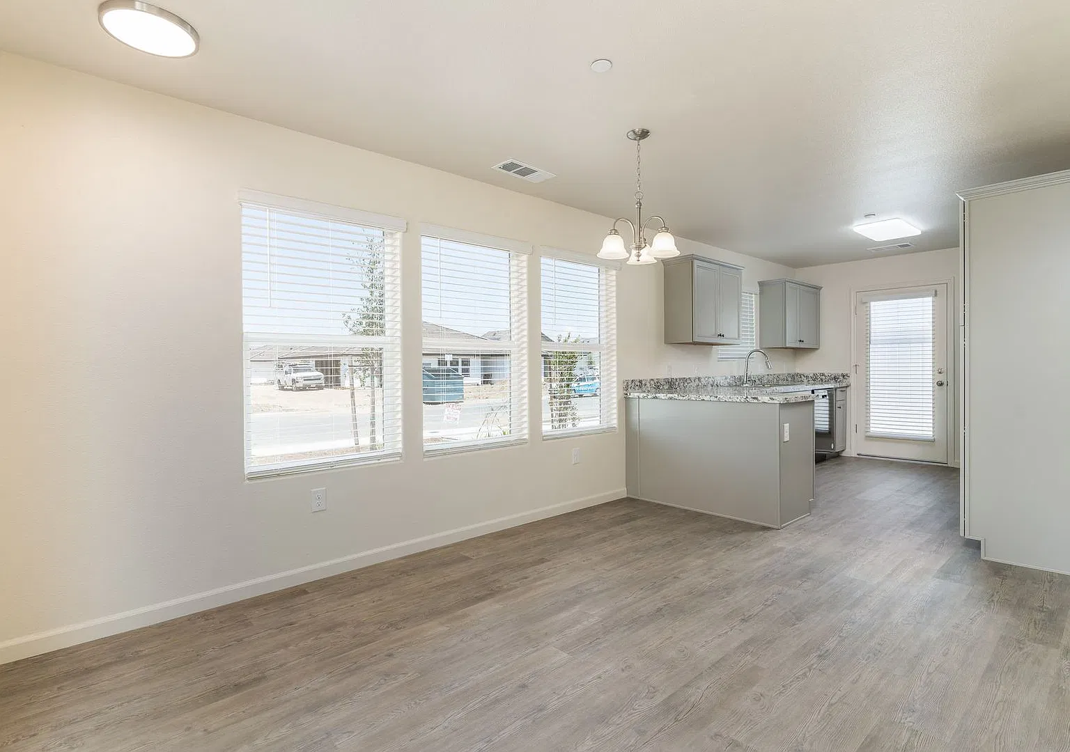2532 Oakmont Cir - 3 Bedroom 2 Bath Condo - Tulare — Photo 2