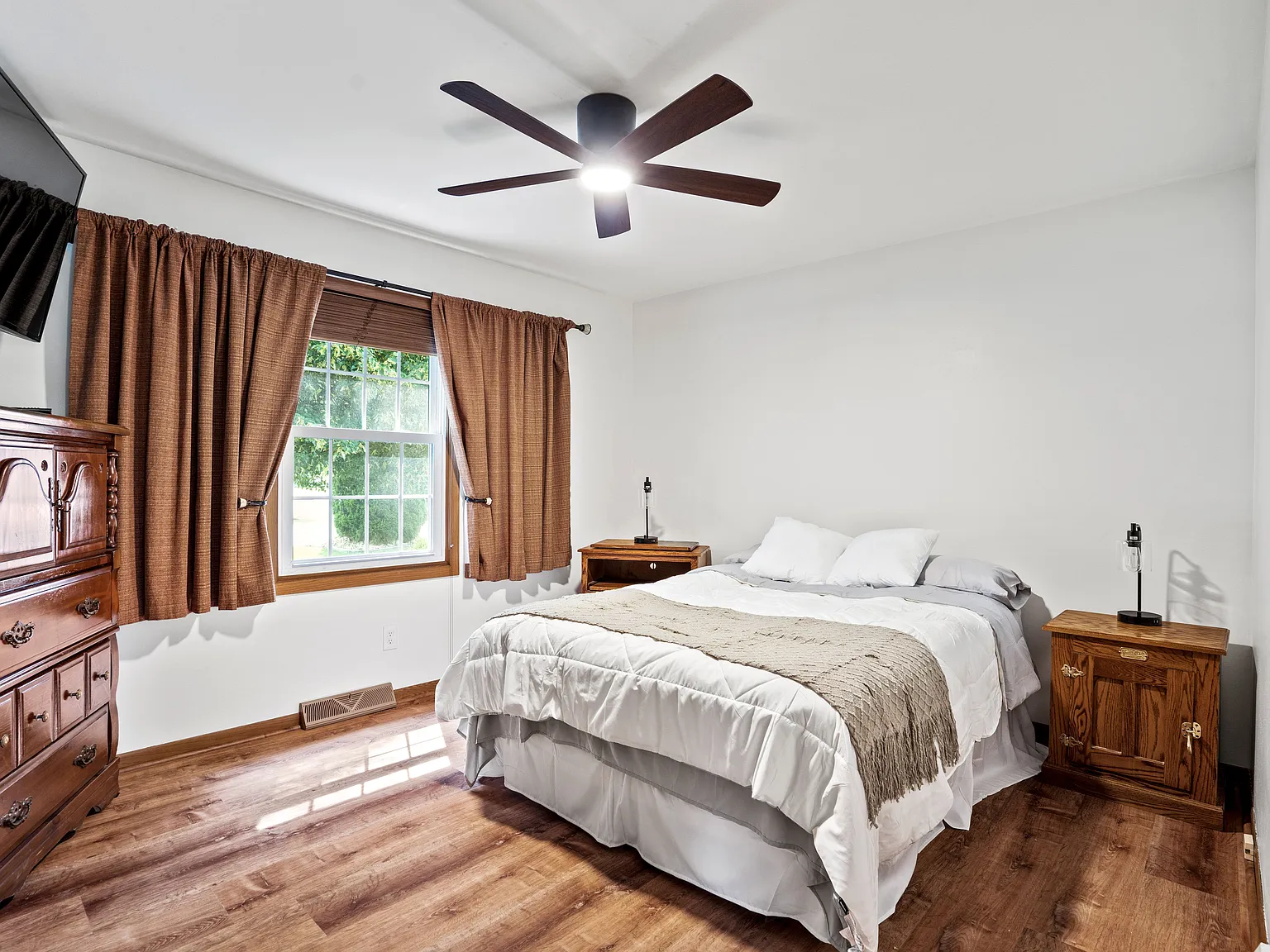 2 bed, 1.5 bath, 1100 sqft, $2,800 — Photo 3