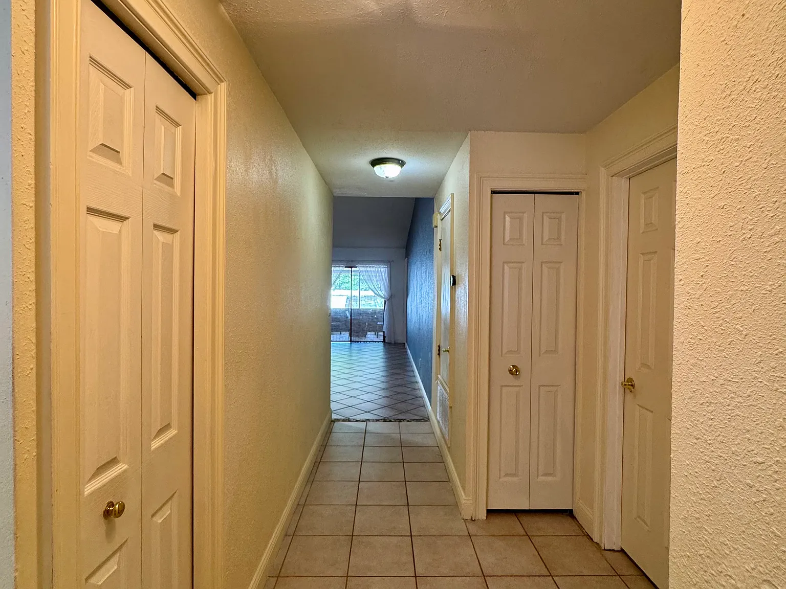 2 bed, 1050 sqft, $2,400 — Photo 4