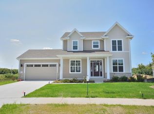 1358 Windwood Rd, Oconomowoc, WI 53066