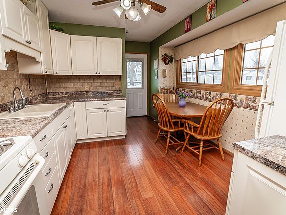 3rd image of 509 Dennis Dr