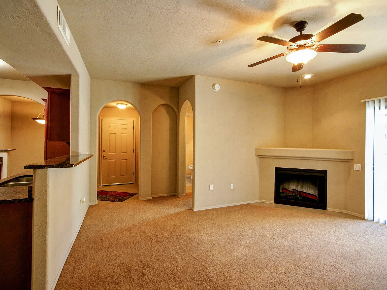 2 bed, 1075 sqft, $1,595 — Photo 2