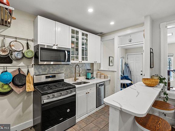 3rd image of 2422 2nd St NE