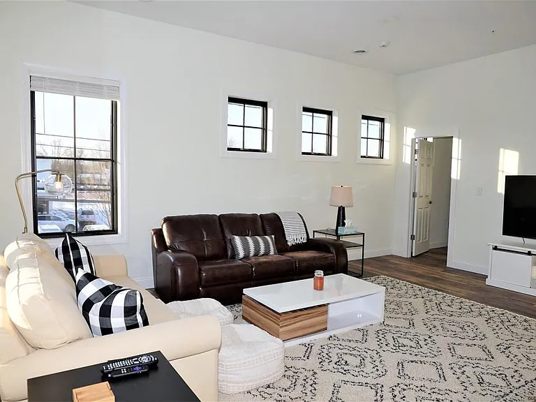 146 S Broadway #1 — Photo 4