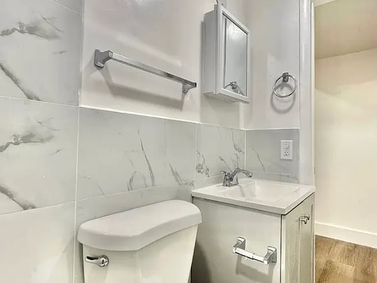 NE Miami Pl — Photo 1