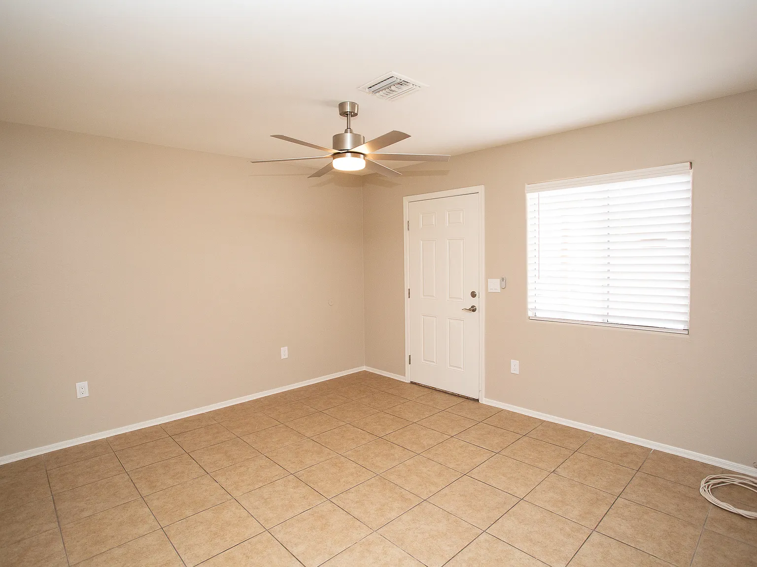 3 bed, 1000 sqft, $1,520 — Photo 2