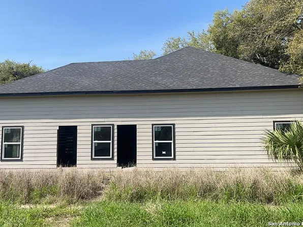 111 E Flournoy, Beeville 78102