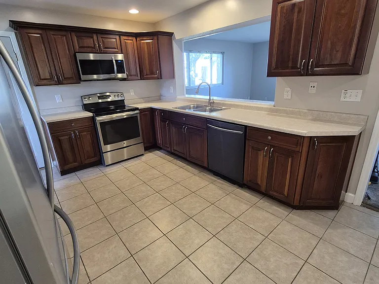 1704 Hawthorne Dr — Photo 18