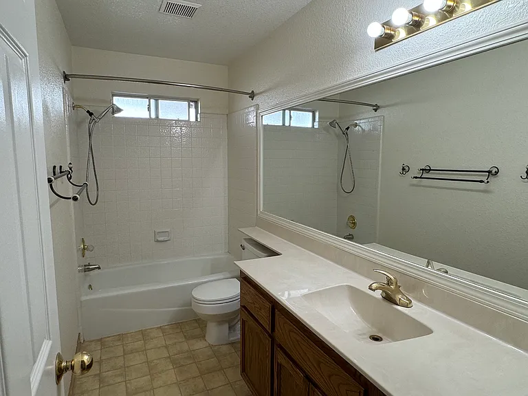 1740 Reyes Ln — Photo 7