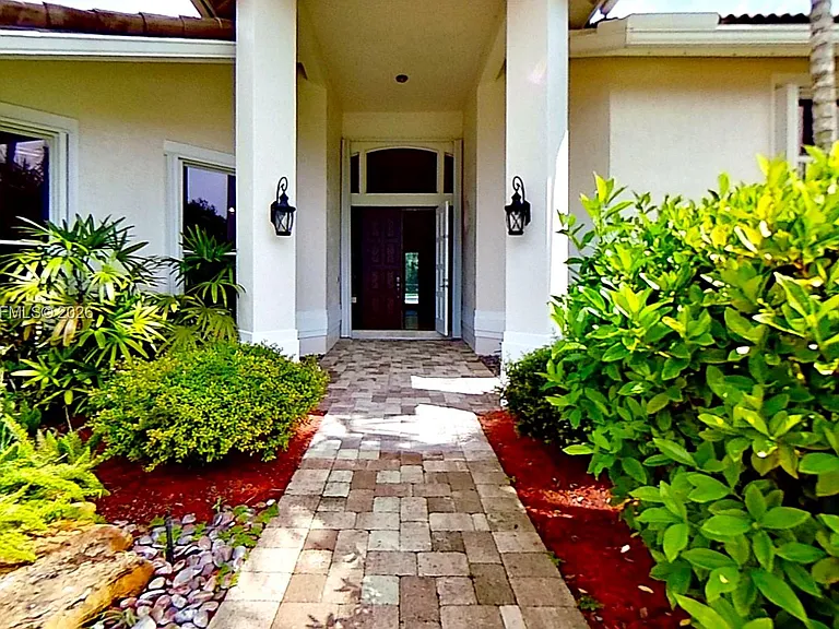 405 Sabal Way — Photo 2